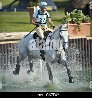 Der britische Izzy Taylor auf Kibs Starchaser im Hippo Water im Cross Country am vierten Tag der Barbury International Horse Trials im Barbury Castle, Wiltshire. Stockfoto