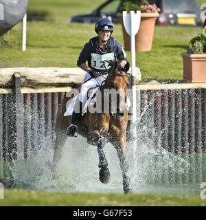 Gewinner des CIC *** Section B Großbritannien's Piggy French auf Tinkas Zeit im Hippo Wasser im Cross Country am vierten Tag der Barbury International Horse Trials im Barbury Castle, Wiltshire. Stockfoto