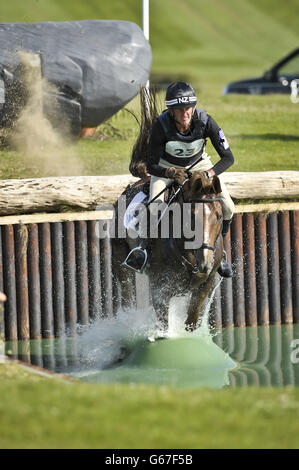 Der Neuseeländer Mark Todd auf Oloa beim Hippo-Wassersprung im Cross Country am vierten Tag der Barbury International Horse Trials im Barbury Castle, Wiltshire. Stockfoto