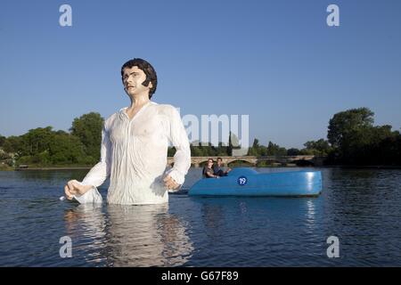 Eine Statue von Jane Austens Romantikheld Mr Darcy im Serpentine im Londoner Hyde Park, um den Start des neuen kostenlosen UKTV-Senders 'drama' zu feiern. Stockfoto