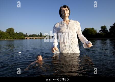 Eine Statue von Jane Austens Romantikheld Mr Darcy im Serpentine im Londoner Hyde Park, um den Start des neuen kostenlosen UKTV-Senders 'drama' zu feiern. Stockfoto