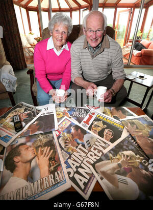 Shirley und Roy Erskine, Großeltern von Andy Murray, während sie heute morgen in ihrem Haus in Dunblane nach dem Wimbledon-Sieg ihres Enkels am Center Court die Zeitungen durchschauen. Stockfoto