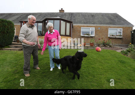 Shirley und Roy Erskine, Großeltern von Andy Murray mit ihrem Hund Penny in ihrem Zuhause in Dunblane, nach dem Wimbledon-Sieg ihres Enkels am Center Court. Stockfoto