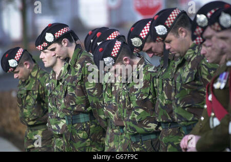 Mitglieder des 1. Bataillons, der Argyll und Sutherland Highlanders, beugen sich im Gebet für diejenigen, die bei Operationen in Nordirland starben, bei einem ihnen gewidmeten Gedenkgottesdienst im Memorial Garden, Palace Barracks in Belfast. * ein eingravierter Stein erinnert an die mehr als 40 Soldaten der Royal Scots, Kings Own Scottish Borders, Royal Highland Fusiliers, Black Watch, der Highlanders, Queens Own Highlanders und der Argyll und Sutherland Highlanders, die in Nordirland ihr Leben verloren haben. Stockfoto