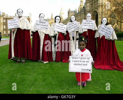 Ester Tewogbade, 3, aus London, unterstützt ihre Mutter Dolapo und Mitglieder der Charta 88, während sie vor dem Londoner House of Parliament stehen, um ihre Unterstützung für Reformen im House of Lords zu zeigen. * Gleichaltrige und Abgeordnete nahmen heute an einer historischen Abstimmung über die zweite Phase der Reform des Oberhauses Teil, die es beiden Häusern des Parlaments ermöglichen wird, eine freie Stimme zu wählen, von sieben Optionen, von einem vollständig ernannten Oberen bis zu einer 100 % gewählten Kammer. Stockfoto