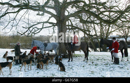 Mitglieder der Hurworth Hunt versammeln sich, um das Gemälde von John E Ferneley SNR aus dem Jahr 1846 nachzubilden, das die Jagd in Neasham Abbey, einem großen Privathaus außerhalb von Darlington, zeigt. * die Veranstaltung war in der Feier von 200 Jahren der Jagd in der Gegend und rekonstruiert das Gemälde namens Thomas Wilkinson, MFH, mit Hurworth Foxhounds, 1846. Stockfoto