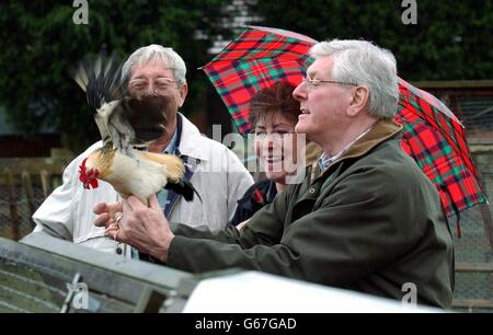 Wiedervereint wurden die ehemaligen Blue Peter-Moderatoren Peter Purves, Valerie Singleton und John Noakes während der Dreharbeiten zu TV's Pet Rescue im RSPCA Southridge Animal Center in Potters Bar, Hertfordshire, als Teil einer Woche mit Promi-Appellen auf das Programm. * das Trio hat sich zusammengefunden, um Pet Rescue bei der Suche nach neuen Häusern für eine Reihe von Tieren zu unterstützen, wobei die Programme vom 24. Bis 28. Februar gezeigt werden. Stockfoto