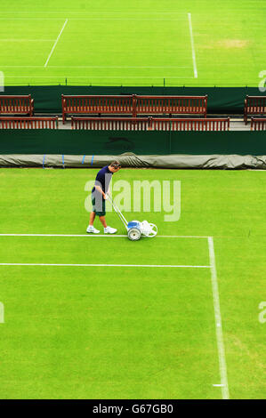 Das Team bereitet den ersten Tag der Wimbledon Championships im All England Lawn Tennis and Croquet Club in Wimbledon vor. DRÜCKEN SIE VERBANDSFOTO. Bilddatum: Montag, 24. Juni 2013. Siehe PA Geschichte TENNIS Wimbledon. Bildnachweis sollte lauten: Adam Davy/PA Wire. EINSCHRÄNKUNGEN: Keine kommerzielle Nutzung. Keine Videoemulation. Keine Verwendung mit inoffiziellen Logos von Drittanbietern. Stockfoto