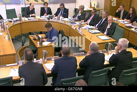 Der Gouverneur der Bank of England Mervyn King (2. Rechts zurück zur Kamera) erscheint zum letzten Mal vor dem Treasury Select Committee im Portcullis House in London. Stockfoto