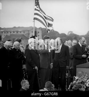 Der amerikanische Präsident John F Kennedy (Mitte) blickt auf den Kai von New Ross, County Wexford, wo vor mehr als einem Jahrhundert sein Urgroßvater aufgab, um ein neues Leben in Amerika zu beginnen. Der Präsident ist zu einem dreitägigen Besuch in der Irischen Republik. Stockfoto