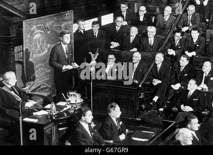 Der amerikanische Präsident John F. Kennedy spricht an seinem dritten Tag seines Besuchs in der irischen Republik sowohl das Haus des irischen Parlaments - den Dail als auch das Seanad - im Leinster House, Dublin. Hinter dem Präsidenten steht die Flagge der 69. New York Volunteers Irish Brigade, die in der Schlacht von Fredericksburg, einer der heftigsten Schlachten des amerikanischen Bürgerkrieges, unter Beschuss stand. Kennedy hat die Flagge dem irischen Volk übergeben. Stockfoto