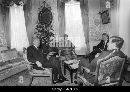 Nach dem Gipfel der Sieben, dem vier-Nationen-Treffen in der Nr. 10 Downing Street. (Von l-r) der britische Premierminister James Callaghan, der französische Präsident Giscard d-Estaing, der amerikanische Präsident Jimmy Carter und der westdeutsche Bundeskanzler Helmut Schmidt. Das Treffen sollte Berlin zur Vorbereitung der NATO-Konferenz in London diskutieren. Stockfoto