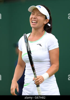 Die chinesische Jie Zheng reagiert in ihrem Spiel gegen die französische Caroline Garcia am zweiten Tag der Wimbledon-Meisterschaft im All England Lawn Tennis and Croquet Club in Wimbledon. Stockfoto