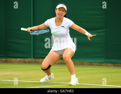 Die chinesische Jie Zheng reagiert in ihrem Spiel gegen die französische Caroline Garcia am zweiten Tag der Wimbledon-Meisterschaft im All England Lawn Tennis and Croquet Club in Wimbledon. Stockfoto