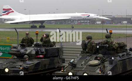 Britische Truppen am Flughafen Heathrow Stockfoto