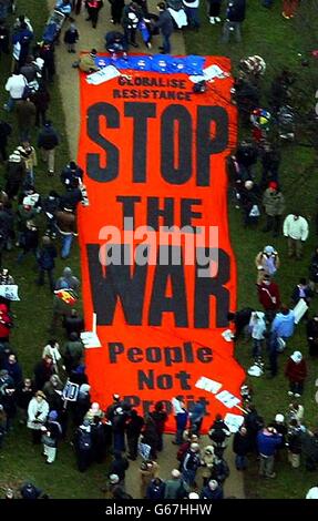 Anti War March - Hyde Park. Luftaufnahme des Hyde Park während des antikriegsmarsches im Zentrum von London. Stockfoto