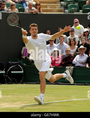 Am vierten Tag der Wimbledon Championships im All England Lawn Tennis und im Croquet Club in Wimbledon treten Deutschlands Daniel Brands und der tschechische Tomas Berdych in Aktion. Stockfoto