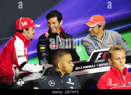 (Hintere Reihe, links-rechts) Ferrari's Fernando Alonso Red Bull's Mark Webber und McLaren's Jenson Button und (vordere Reihe, links-rechts) Mercedes' Lewis Hamilton und Marussias Max Chilton während einer Pressekonferenz während des Paddock Day zum Santander British Grand Prix 2013 auf dem Silverstone Circuit, Towcester. Stockfoto