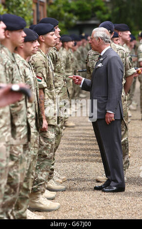 Der Prinz von Wales überreicht den Soldaten der Royal Dragoon Guards im Clarence House, London, Medaillen für den operativen Dienst. Stockfoto