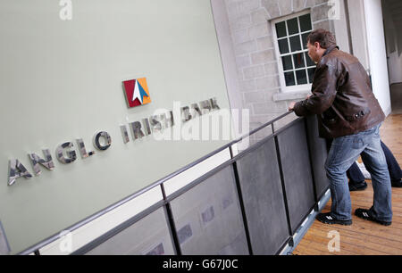 Besucher des National Museum of Ireland in der Collins Barracks in Dublin sehen das ehemalige Zeichen der entgrachten Bank Anglo Irish Bank, das als Teil der Museumsausstellungen ausgestellt ist. Stockfoto