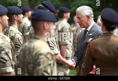 Der Prinz von Wales überreicht den Soldaten der Royal Dragoon Guards im Clarence House, London, Medaillen für den operativen Dienst. Stockfoto