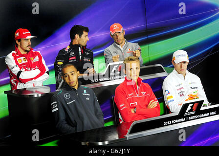 (Hintere Reihe, links-rechts) Ferrari's Fernando Alonso Red Bull's Mark Webber und McLaren's Jenson Button und (vordere Reihe, links-rechts) Mercedes' Lewis Hamilton, Marussia's Max Chilton und Force India's Paul di Resta während einer Pressekonferenz während des Paddock Day für den Santander British Grand Prix 2013 auf Silverstone Circuit, Towcester. Stockfoto