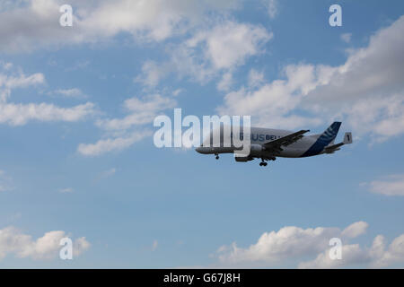 Hamburg, Deutschland - 18. Juni 2016: Beluga Transport Flugzeug Nummer 1 landet auf dem Airbus-Werk in Hamburg-Finkenwerder Stockfoto