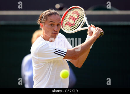 Der ukrainische Alexandr Dolgopolov im Einsatz gegen den spanischen David Ferrer am sechsten Tag der Wimbledon-Meisterschaften beim All England Lawn Tennis und Croquet Club in Wimbledon. Stockfoto