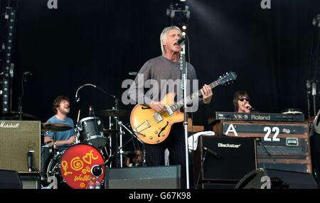 Paul Weller spielt auf der Bühne des Hard Rock Calling Music Festivals im Queen Elizabeth Olympic Park in Stratford, Ost-London. Stockfoto