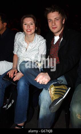 Küchenchef Jamie Oliver und seine Frau Jools sehen Julien Macdonalds Herbst/Winter 2003-Laufsteg-Show im Rahmen der London Fashion Week im Round House, Camden. Stockfoto