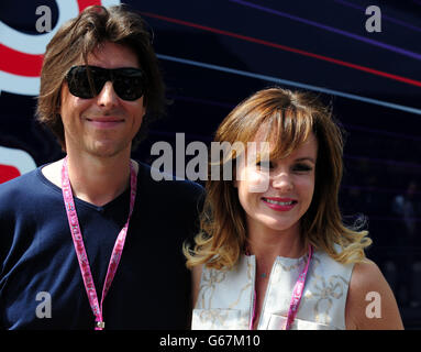 Motorsport - Formel-1-Weltmeisterschaft 2013 - Großer Preis Von Großbritannien - Rennen - Silverstone. Amanda Holden und ihr Mann Chris Hughes beim Grand Prix von Santander 2013 auf dem Silverstone Circuit in Towcester. Stockfoto