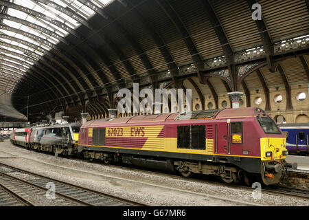 EWS-Klasse 67 Lok 67023 am Bahnhof York, UK mit Class 91 Lok hinter 91110 'Schlacht of Britain Memorial Flight". Stockfoto