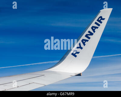 Ryanair Flügel Detail, Flugzeug im Flug Stockfoto