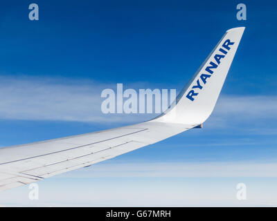 Ryanair Flügel Detail, Flugzeug im Flug Stockfoto