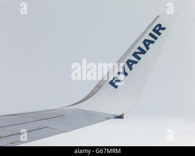 Ryanair Flügel Detail, Flugzeug im Flug Stockfoto