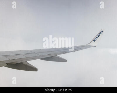 Ryanair Flügel Detail, Flugzeug im Flug Stockfoto