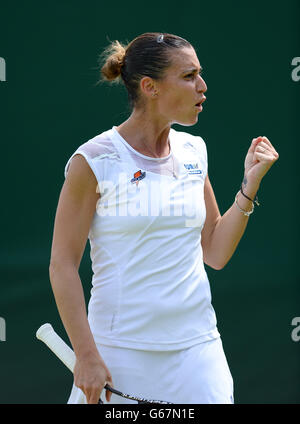 Die italienische Flavia Pennetta feiert am siebten Tag der Wimbledon Championships im All England Lawn Tennis und Croquet Club in Wimbledon einen Punkt gegen die belgische Kirsten Flipkens. DRÜCKEN Sie VERBANDSFOTO. Bilddatum: Montag, 1. Juli 2013. Siehe PA Geschichte TENNIS Wimbledon. Bildnachweis sollte lauten: Dominic Lipinski/PA Wire. EINSCHRÄNKUNGEN: . Keine kommerzielle Nutzung. Keine Videoemulation. Keine Verwendung mit inoffiziellen Logos von Drittanbietern. Stockfoto