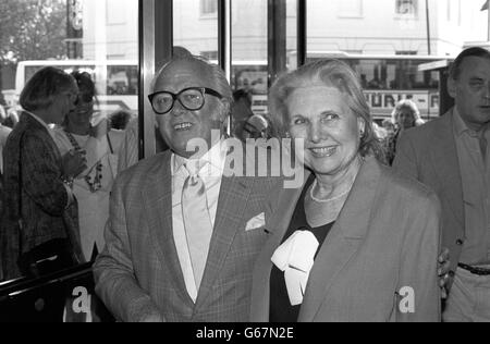 Sir Richard Attenborough mit seiner Frau Sheila SIM. Der Schauspieler und Regisseur ist auch Vorsitzender des British Screen Advisory Council. Stockfoto