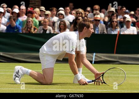 Der Briten Jonathan Marray (im Bild) mit seinem Partner Colin Fleming im Spiel gegen den Schweden Robert Lindstedt und den Kanadier Daniel Nestor am siebten Tag der Wimbledon Championships beim All England Lawn Tennis und Croquet Club in Wimbledon. Stockfoto