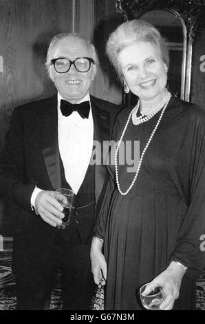 Oscar-prämierter Regisseur Sir Richard Attenborough mit seiner 37-jährigen Frau Sheila SIM. Stockfoto