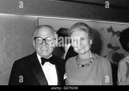 Sir Richard Attenborough und seine Frau Sheila SIM bei den BAFTA Awards, bei denen Ganhdi den besten Film, die beste Regie für Attenborough und den besten Schauspieler für Ben Kingsley gewann. Stockfoto