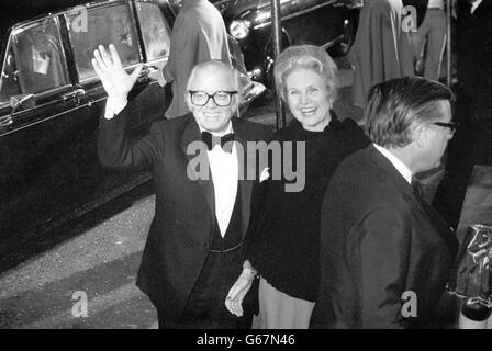 Sir Richard Attenborough und seine Frau Sheila SIM kommen zur britischen Premiere seines Films Gandhi im Odeon am Leicester Square an. Stockfoto