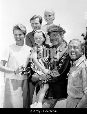 Der britische Schauspieler Richard Attenborough und seine Frau Sheila SIM und ihre drei Kinder Michael, 15, Jane 10 und Charlotte, 6, mit James Stewart (Cap) am Set von Robert Aldrich's 'The Flight of the Phoenix' in Hollywood. Stockfoto