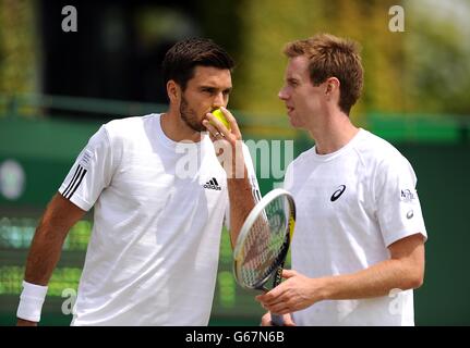 Der britische Colin Fleming (links) mit Partner Jonathan Marray im Spiel gegen den Schweden Robert Lindstedt und den Kanadier Daniel Nestor am siebten Tag der Wimbledon Championships beim All England Lawn Tennis und Croquet Club in Wimbledon. Stockfoto