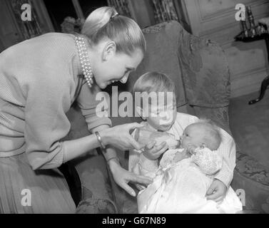 Sheila Sim und Michael Attenborough Flasche füttern Baby Jane Mary - Richmond Stockfoto