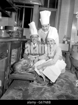 Richard Attenborough und seine Frau Sheila SIM, die in "Double Image" im Savoy Theatre in London spielen, besuchten die Küchen des angrenzenden Savoy Hotels. Sie erhielten von Monsieur Auguste Laplanche, Chef de Cuisine des Savoy Restaurants, Expertentipps zum Kochen der weihnachtstrute. Stockfoto