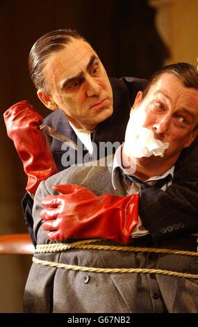 Die Schauspieler Michael Richards (links) und Stephen Tompkinson auf der Bühne während der Proben für „Arsenic and Old Lace“ im Strand Theatre, London. Stockfoto