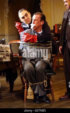 Die Schauspieler Michael Richards (links) und Stephen Tompkinson auf der Bühne während der Proben für „Arsenic and Old Lace“ im Strand Theatre, London. Stockfoto