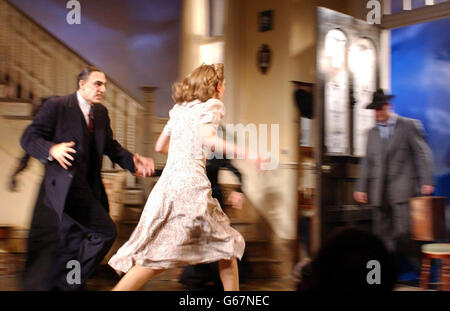 Die L-R-Schauspieler Michael Richards, Hattie Morahan und Stephen Tompkinson auf der Bühne während der Proben für Arsenic und Old Lace im Strand Theatre, West London. Stockfoto