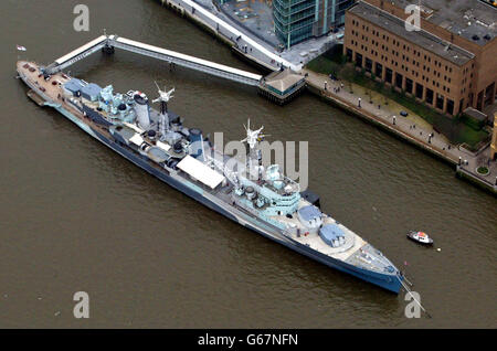 Luftaufnahme der HMS Belfast, die an der Themse im Zentrum von London festgemacht ist. Stockfoto